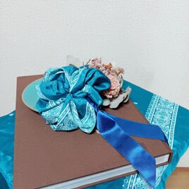 鮮やかなブルーに中東を思わせる繊細な柄のボリューミーなシュシュの画像