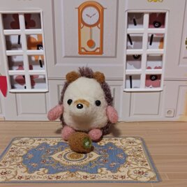 羊毛フェルト小さな ハリネズミ ぬいぐるみどんぐり付きの画像