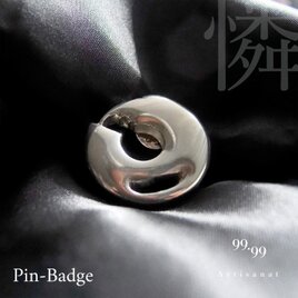 ”まる！”筆で書いたような、丸をデザインしたピンバッジ。バッグなどに。