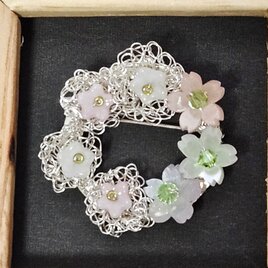 桜花のリースブローチの画像