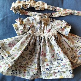 アレクサンダードール用　タックのあるドレスとボネ風　　送料込みの画像