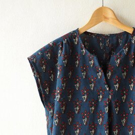 アジュラク染めのすっきりタックブラウスの画像