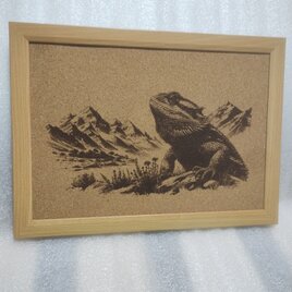 A4コルクシート　フトアゴヒゲトカゲと山の画像