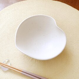 白マット釉の木の葉鉢の画像