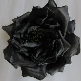 シルクの黒バラコサージュ（花芯黄×黒）の画像