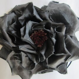 シルクの黒バラコサージュ（花芯赤×白）の画像