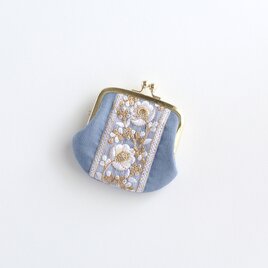 インド刺繍リボンの手のひらがま口ポーチ　くすみブルーの画像