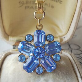 ヴィンテージ　ライトサファイアBlueいっぱいのGlassフラワー　ネックレスの画像
