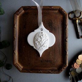 鈴蘭のカメオ調のアロマストーン ブーケ ■ アラベスクオーナメント ■ 6種類から香りが選べる