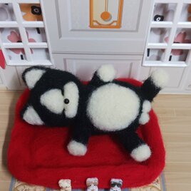 羊毛フェルトお昼寝中のハチ 猫ちゃん　赤いベッド付きの画像