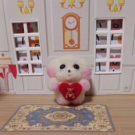 羊毛フェルト 小さなピンクに染まったマルチーズハートには小さなクマさんの画像