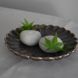 白土　孔雀　菊彫丸皿の画像