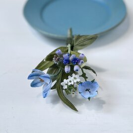 布花　ハハコグサ、ペンペン草、ネモフィラ、ハナニラをぎゅっとまとめた野の花達のブーケコサージュ。の画像