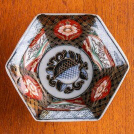 古伊万里 染錦 草花蟠桃文 六角鉢 明治時代 E1794の画像
