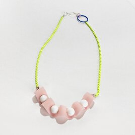 マットパールとPVCのネオンカラーなネックレスの画像