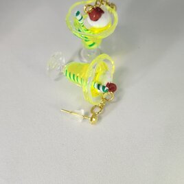 ポップのネオンカラーのクリームソーダのピアス（レモン）の画像