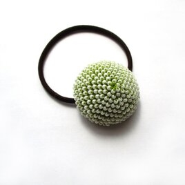 ビーズクロッシェヘアゴム（黄緑×白）の画像