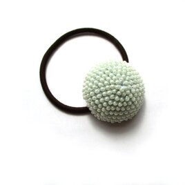 ビーズクロッシェヘアゴム（水色×白）の画像