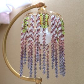 耀く藤の花のランプの画像