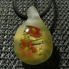 赤ユリ二輪、金箔ぼかし（ガラス、とんぼ玉、ユリ、一点物、伝統工芸、ネックレス）の画像