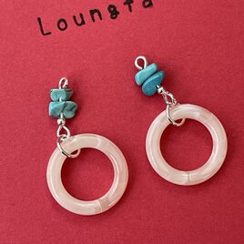 ターコイズピアス ターコイズ さざれ石 ホワイトアクリルチャームの小ぶりピアス 夏ピアスの画像