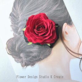 リボンとチュールの赤い薔薇のヘアクリップ　発表会　ダンス　髪飾り　赤い薔薇　バラ　バレエ　フラメンコ　発表会　コンクール　の画像