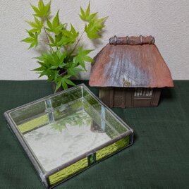 藁葺き屋根の蓋物の画像