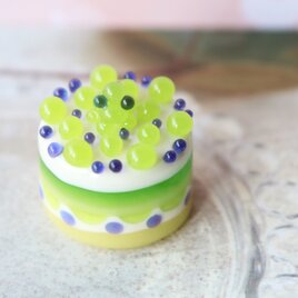 ガラスのミニチュア　シャインマスカットとブルーベリーケーキ  ★ガラスのミニチュア洋菓子店の画像