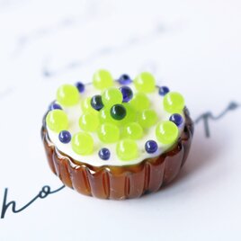 ガラスのミニチュア　シャインマスカットとブルーベリーのタルト★ガラスのミニチュア洋菓子店の画像