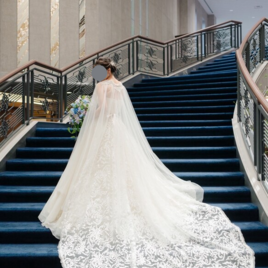 実例写真！華やかなトレーン 取り外し 贅沢な総レース 結婚式 花嫁 海外挙式ドレスの画像