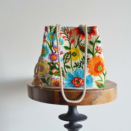 インド刺繍　ハイクラスフラワー刺繡 スクエア ポシェットマリンバッグ　6点限定のバッグですの画像