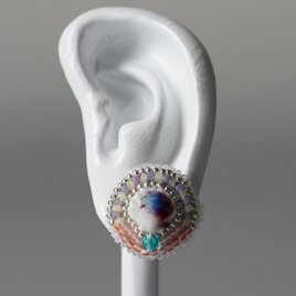 ビーズ刺繍のイヤリング ピアス 24　貝がら　カラフル　ホワイト　おおぶり　サージカルステンレス　一点もの　個性的の画像