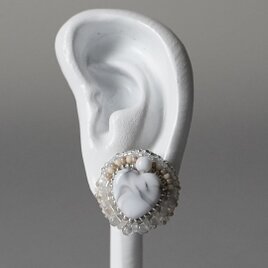 ビーズ刺繍のイヤリング ピアス 25　ハート　シルバー　ホワイト　おおぶり　サージカルステンレス　一点もの　個性的の画像