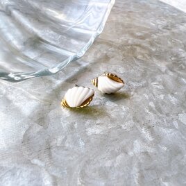 PA329-【 AVON 】エイボン・ヴィンテージピアス Gold Tone White Lucite Seashellの画像