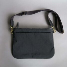 n×l flat shoulder bag (black×black)の画像