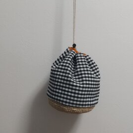 チェックの巾着　黒　(オレンジと白）の画像
