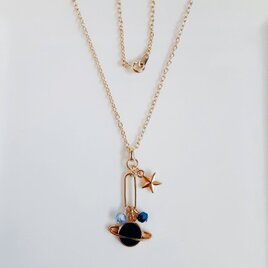 お星様付き☆土星チャームとシャープなフープのお洒落なワンポイントネックレス(青色)の画像