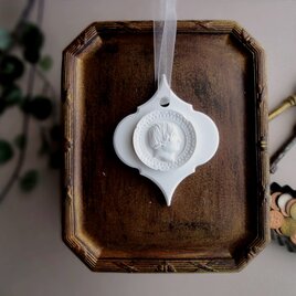 古代コインデザインのアロマストーン 円形額に男性の横顔 ■ アラベスクオーナメント ■ 6種類から香りが選べるの画像