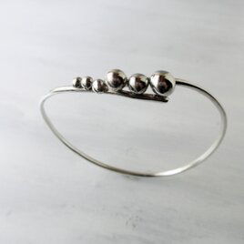 緩いカーブでシンプルデザインのシルバーバングル(輪っかのブレスレット)の画像