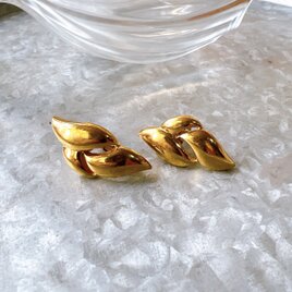 YN37-【 Napier 】ネイピア・ヴィンテージイヤリング 1980s Gold Tone Curved Openworkの画像