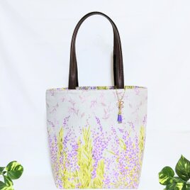 揺れる紫色の花 肩掛けトートバックの画像