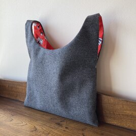 ウールの小さな手縫いバッグ　裏地付き