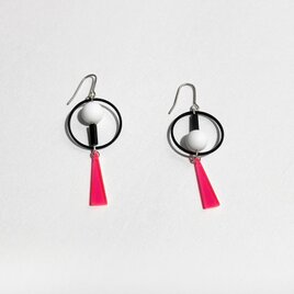 アクリルとマットパールとラバーリングのピアスの画像