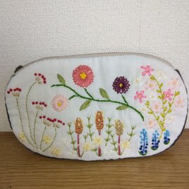 花の刺繍ポーチ　70の画像