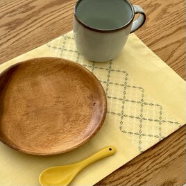 リバーシブル刺し子ランチョンマット　斜め方眼/黄色　プレゼント　誕生日　キッチン　テーブル　おやつマット　ギンガムチェックの画像