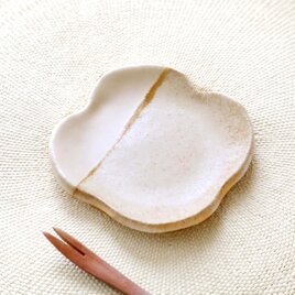 白茶色の結晶釉の花形豆皿の画像