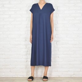 リネン素材のシンプルなVネックワンピース　ネイビーの画像
