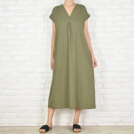 リネン素材のシンプルなVネックワンピース　カーキの画像