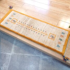 ペルシャ　ギャッベ　ミニランナー　細長いラグ　115x40㎝　生命の木　ベージュ　グレー　黄金色　RJ13920の画像