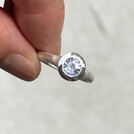 ファンシーカラー　サファイア　0.6ct　5㎜ラウンドカット　伏せ込み留　シルバーSV925リングの画像